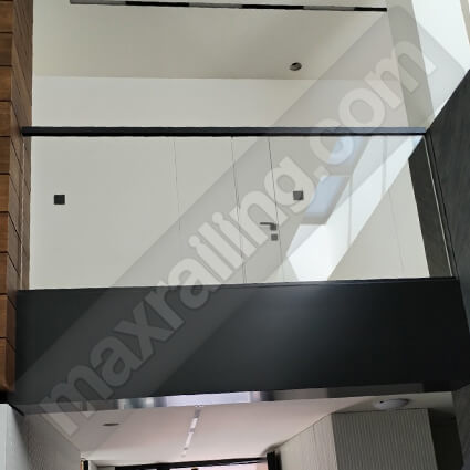 Стъклен парапет по стълби с дистанционери